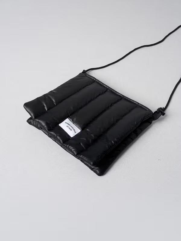 Daiso Polstrovaná crossbody taška - Černá