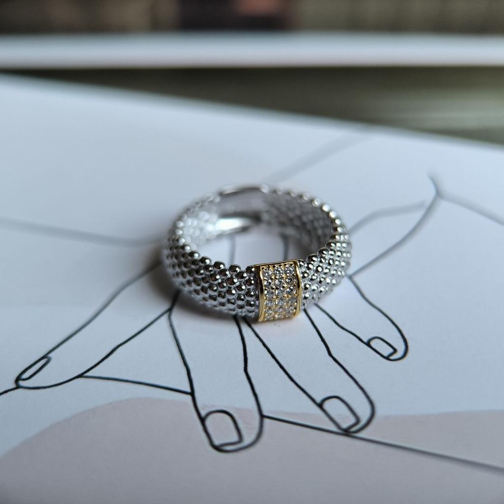 Серебряное кольцо с фианитами, вес изделия 5,75 гр (2184072)