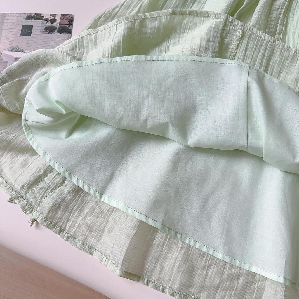 Süßes Sommer-Mädchenkleid mit frischem Wald-Button-Rüschen-Träger