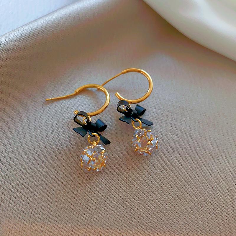 Geometrische Plissee-Ohrringe mit Glasperlen der Black Series: Elegante silberne Ohrstecker mit einem luxuriösen und vielseitigen Design.