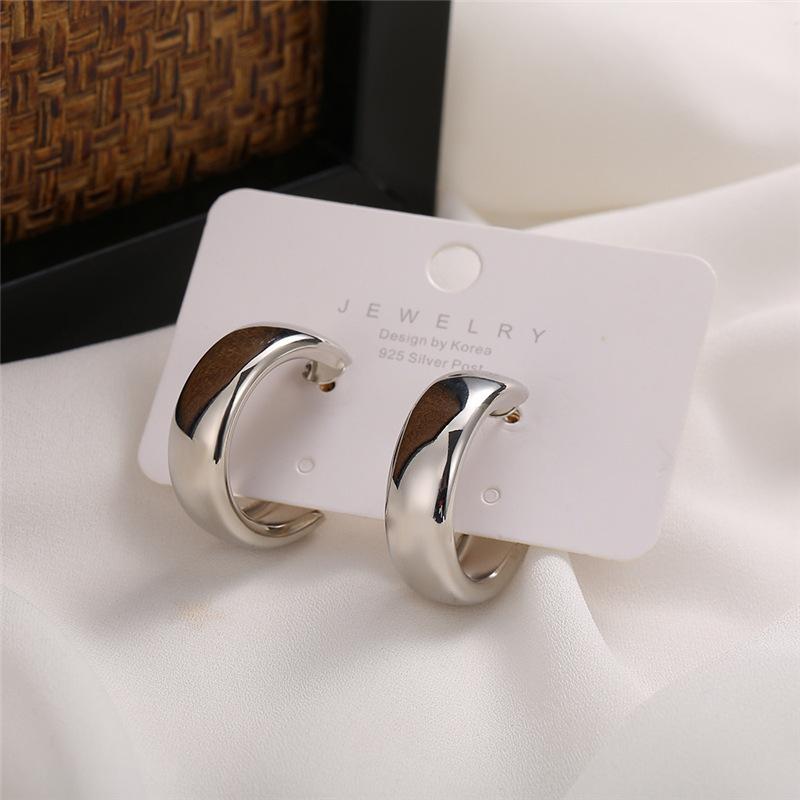 European and American Earrings Fashion Simple Circle Earrings Women's Gold Round Simple Earrings.