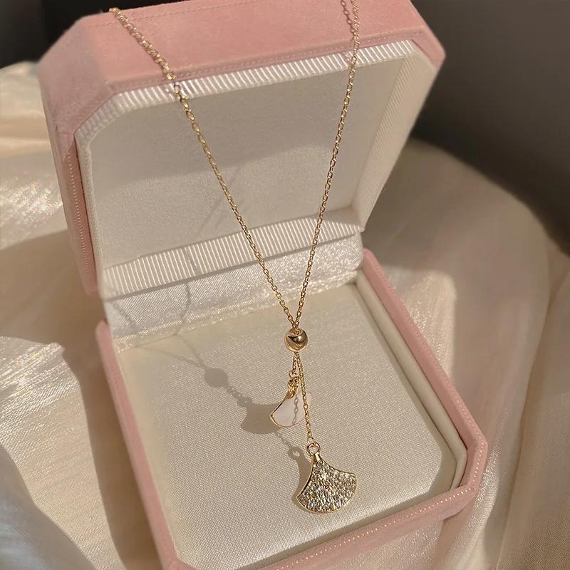 Fashionable Minimalist Ginkgo Leaf Necklace Women Niche Collarbone Chain Triangular Fan-shaped Diamond Pendant Neck Chain