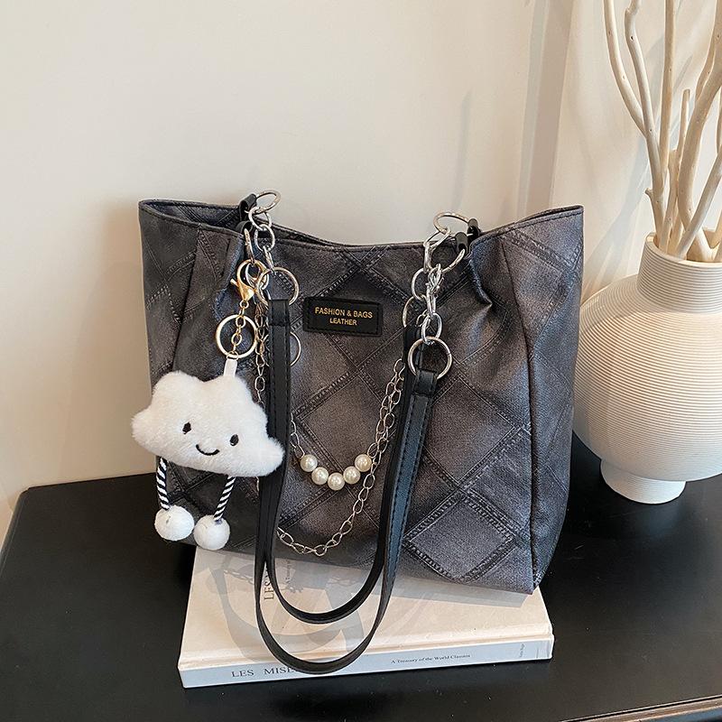 

Fashion diamond chain tote bag women s new casual large-capacity underarm commuter bag versatile shoulder bag Without pendant чёрный