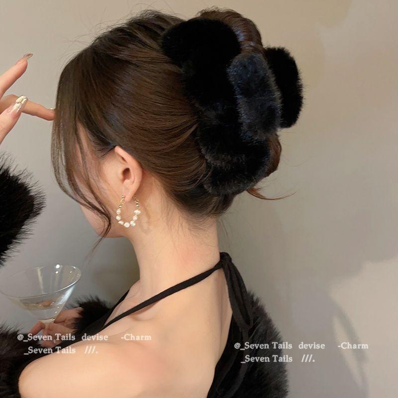Large Plush Hair Claw Women For Thick Hair Autumn Winter Popular Shark Clip Niche Design Back Head Updo Hair Accessories