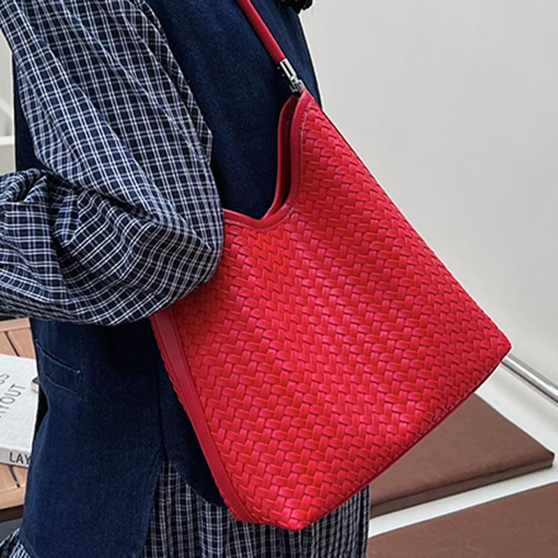 2025 new casual foreign style large capacity single shoulder fashion popular woven commuter simple retro tote armpit bag
