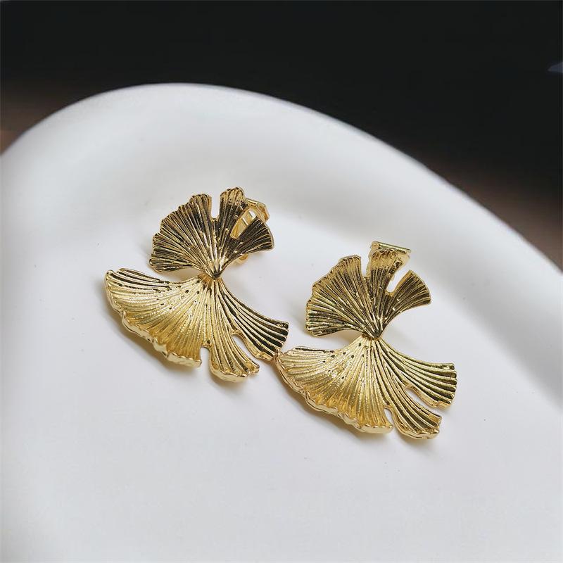 Exaggerated Ear Clips Without Ear Piercings Simple Ginkgo Leaf Earrings Fashionable Ear Accessories