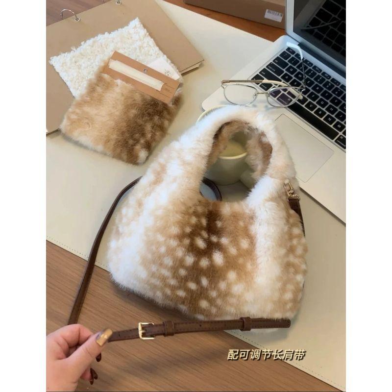 

Korean Faux Fawn Spot Handbag Women Cute Plush Soft Small Capacity Purse Ladies Sweet Versatile Crossbody Bag Winter New Arrival 23x15x5cm світло-коричневого кольору