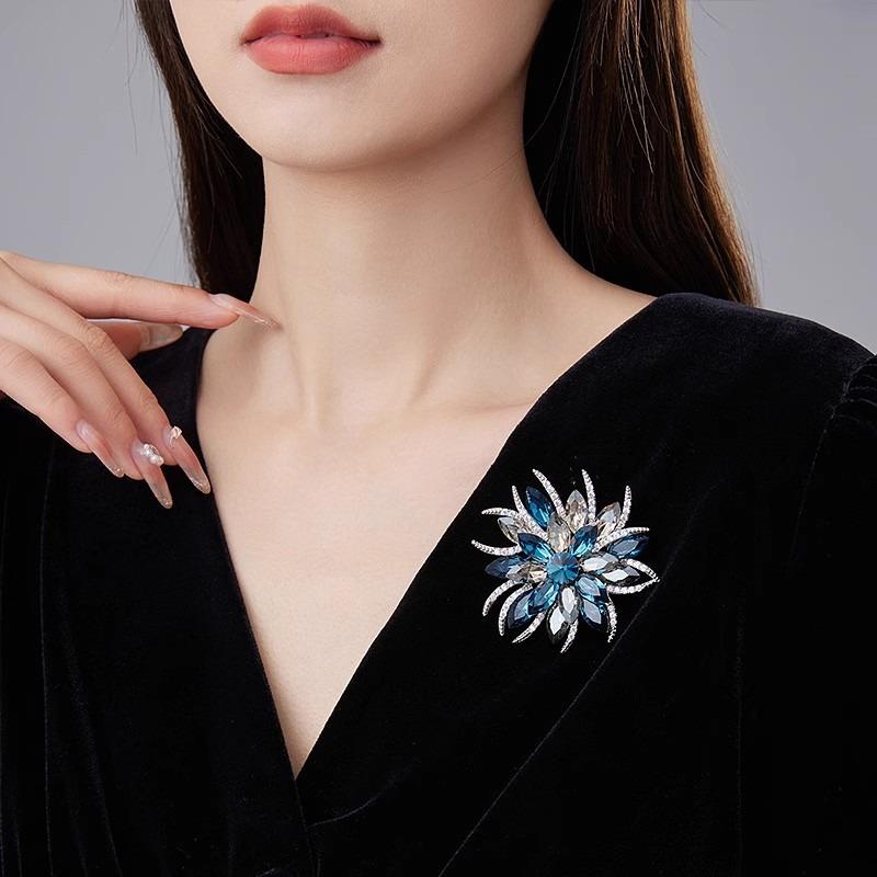 Luxuriöse und elegante Bauhinia-Brosche für Damen, hochwertig und exquisit, blendfreie Anstecknadel mit Schnalle, Korsage für Anzugjacke