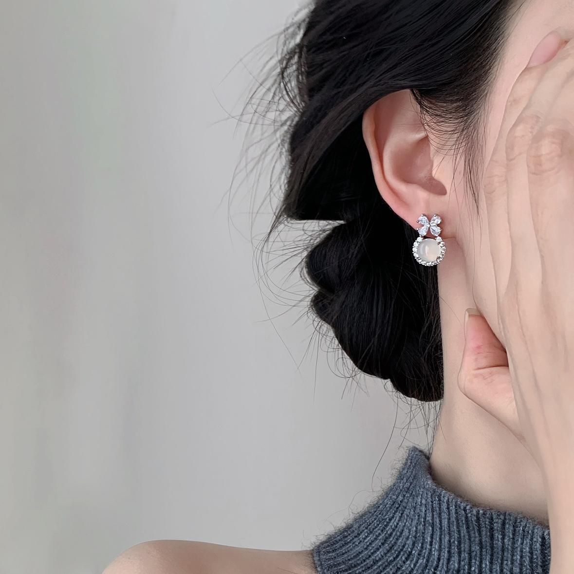 

Ледяной сияющий бриллиант имитация халцедона серьги-бантики темперамент универсальный чувство света роскошь украшения для вечеринок