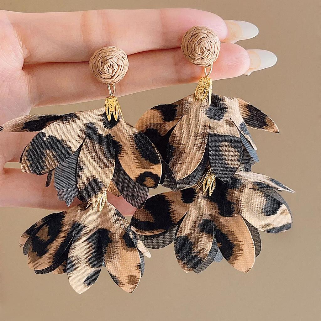 Boucles d'oreilles simples haut de gamme pour femmes automne/hiver 2025: Design polyvalent avec le système de couleur Maillard