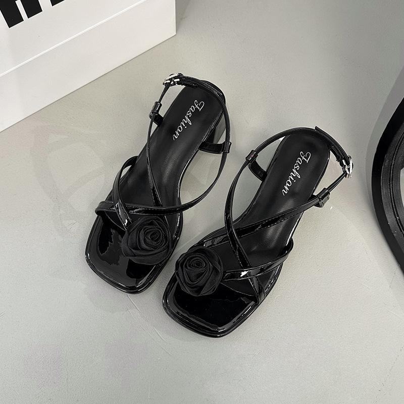 Camellia fairy wind cover toe thick heel temperament sandals summer 2025 new vacation versatile strap Roman shoes