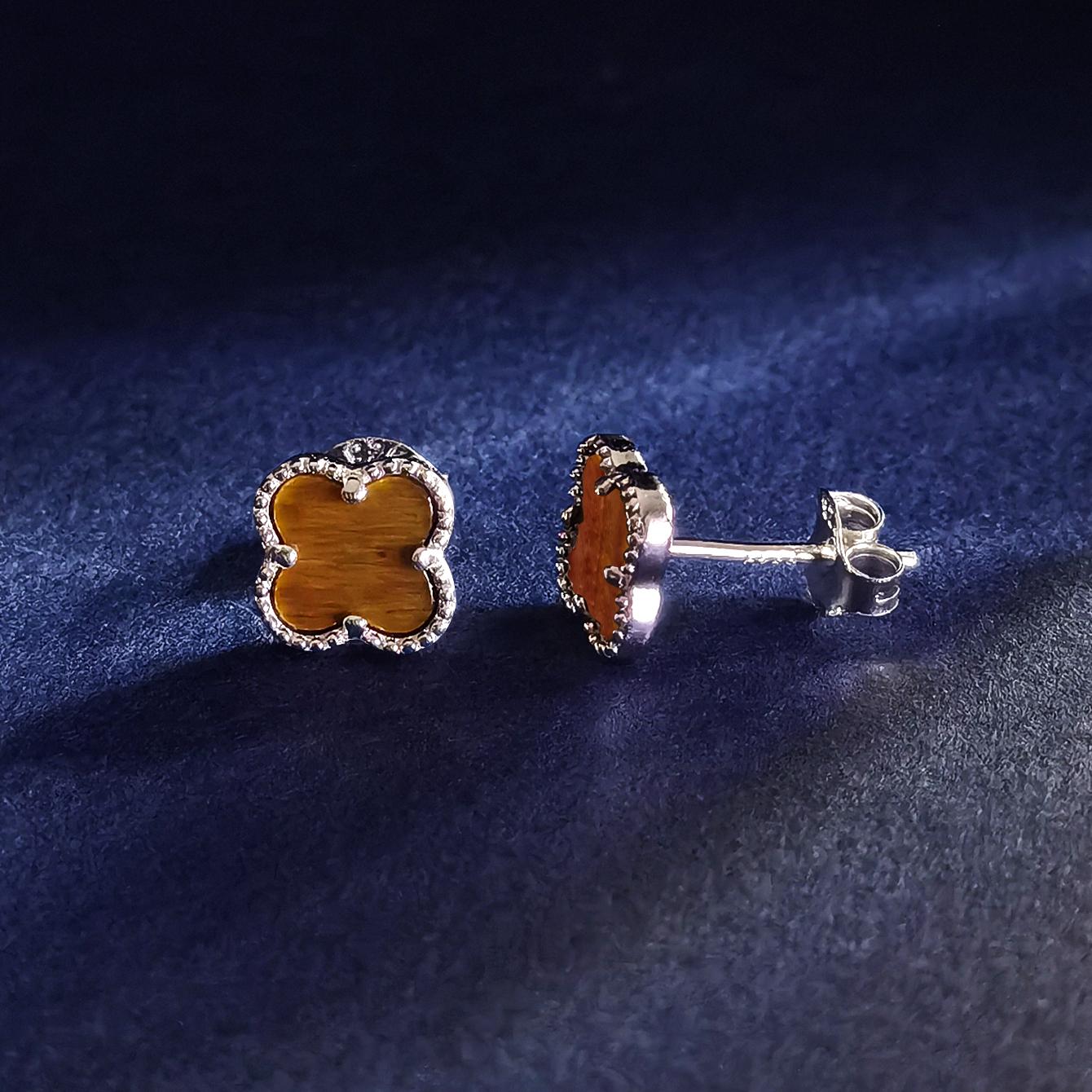 

Серьги-гвоздики из серебра 925 пробы с разноцветными цветами в виде четырех листьев, белой ракушкой, малахитом, черным агатом, красной бирюзой и тигровым глазом коричневый