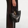 Bolsa Saco Assimétrica de Design de Nicho Pequeno 2026 Nova Bolsa Cesta de Legumes Fivela Dourada de Luxo Leve Bolsa de Ombro Cruzada