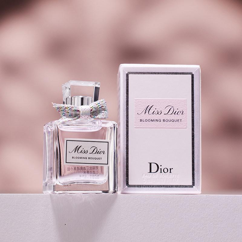 Dior Miss Dior Blooming Bouquet Eau de Toilette 5 ml - Sladká, svěží a mladistvá, vhodná pro každodenní nošení.
