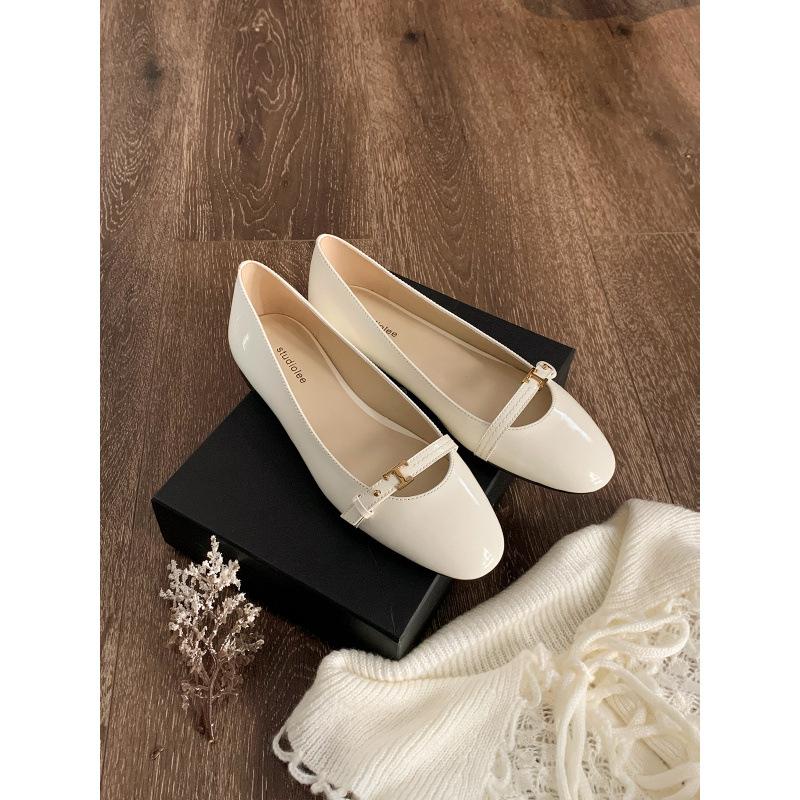 

Туфли темперамент маленькая круглая голова пряжка на ремешке патентная кожа плоская подошва для работы одинарные туфли женские весна 40 белый