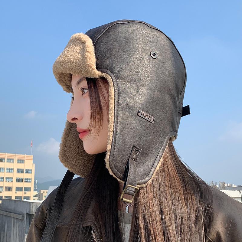 Kšiltovka Thunderbolt Módní Pánská Zimní Zesílená Pilotní Cyklistická Ochrana Uší PU Kůže Dámská Teplá Vodotěsná Jehněčí Vlna