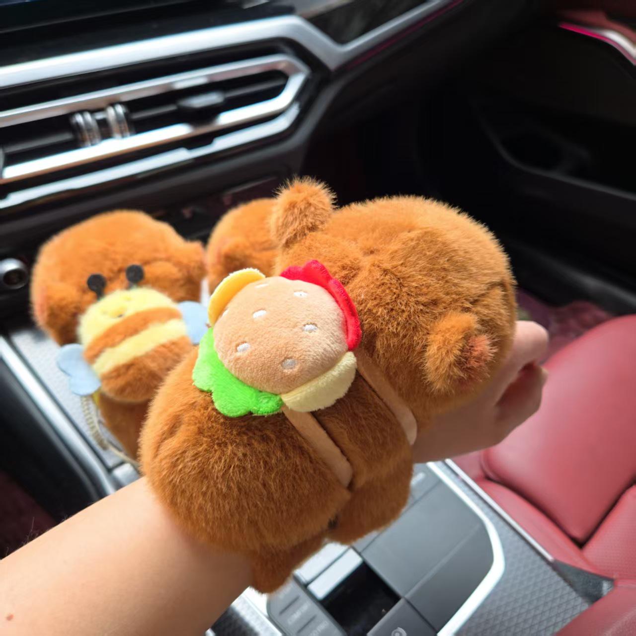 

Плюшевый браслет-пощечина в виде капибары-пчелы для детей