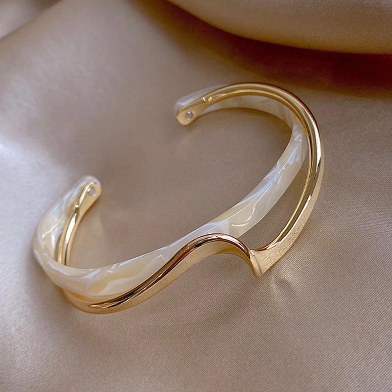 

White Shellfish Bracelets Board Bend Metal Bangles Womens Hand Bracelets Geometric C- shaped Opening Bracelets Jewelry Gifts кавовий