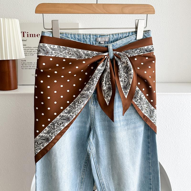Black and white retro cashew flower triangle scarf silk scarf female Korean version temperament versatile stacked wear waist fart curtain bag head