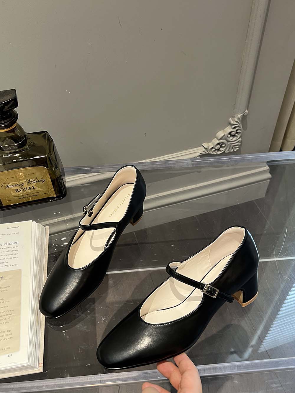 

Модные туфли на высоком каблуке с круглым носком для женщин, новинка 2024 года, однотонные, черные, серебристые, золотые, белые, коричневые, осенне-зимние, с пряжкой на ремне, женские туфли 39 5.5 чёрный