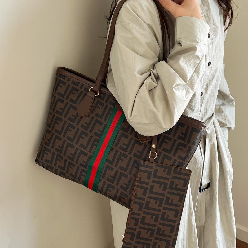 New Commuter Bag Going Out Large Capacity Shoulder Bag Women's Fashion Simple Niche Design Tote Armpit Bag