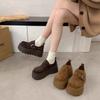The Thick Sole of the Muffin Increases the Height of the New Female Autumn Model, and the Small Man Pedals the Boken Single Shoes with One Foot.