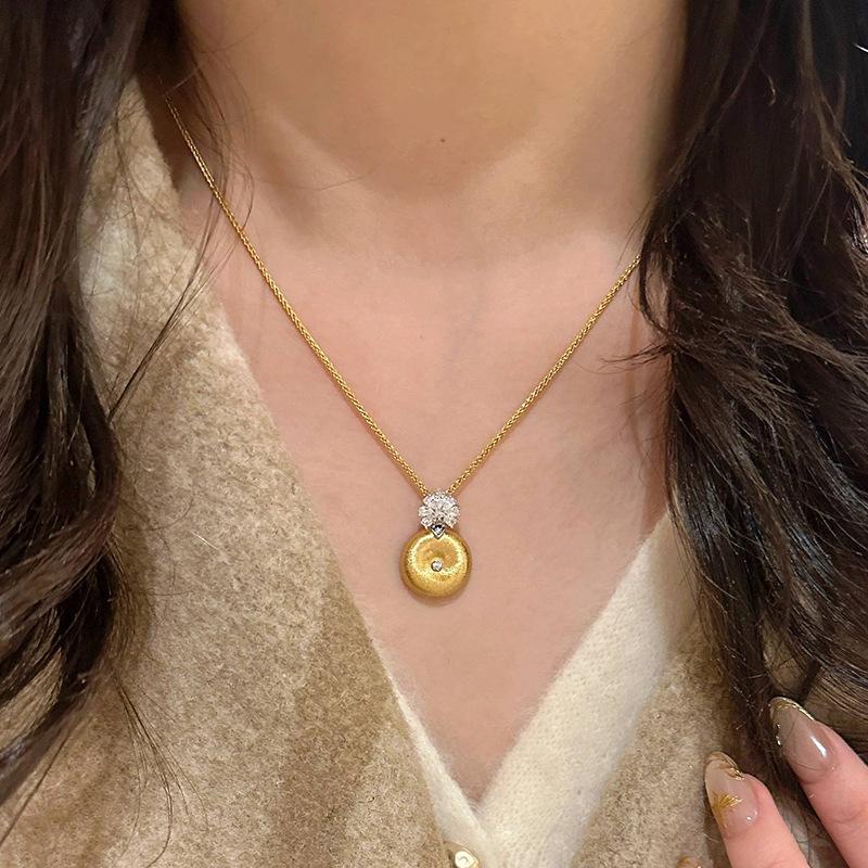 Retro Light Luxury high-end circular brushed necklace pendant snowflakes and diamonds collarbone chain wedding  gift