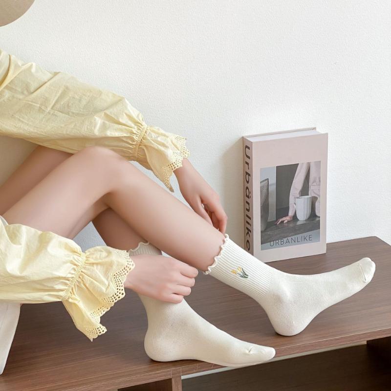 Spring and Autumn Socks, Women's Embroidered Tulip Mid-calf Socks, Sweat-absorbing Cream Black Fungus Edge Lace Long Calf Socks