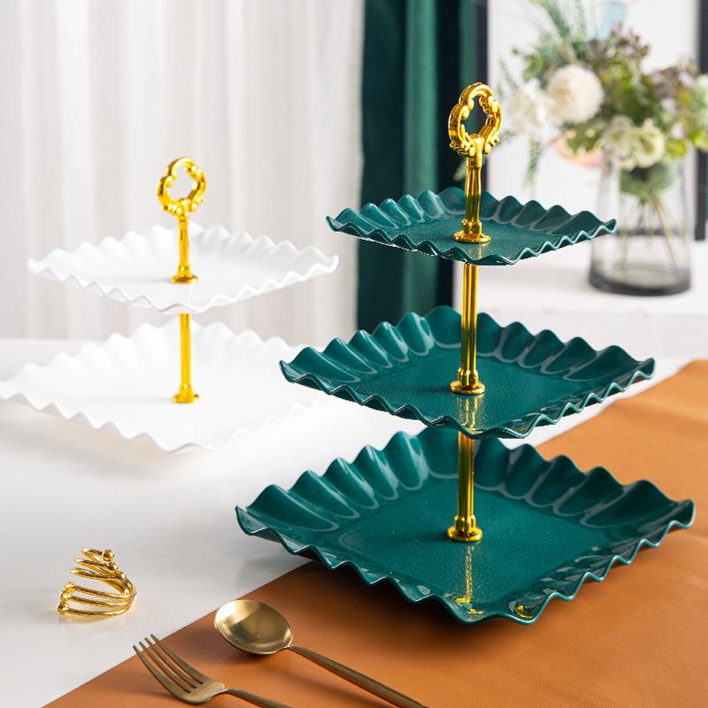 Moderner, schlichter Obstteller mit drei Etagen