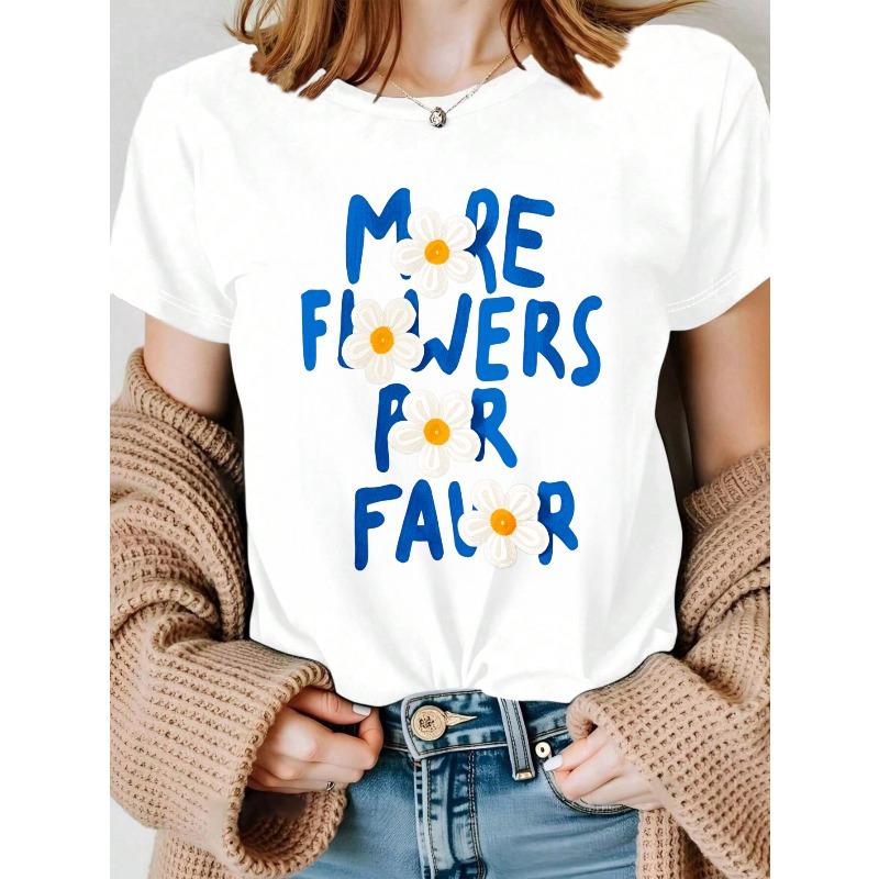 

Casual Summer Attire for Women Featuring A White Crew Neck T-Shirt Adorned with Blue Floral Designs and A Daisy Print S белый