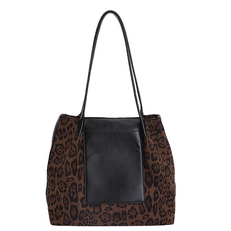 Leopard print bag women's large-capacity 2025 new autumn and winter leisure shoulder shopping bag, popular commuter tote bag this year