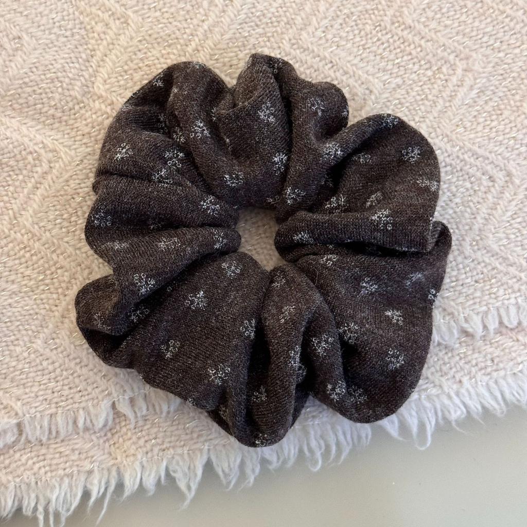 A Small Floral Knitted Large Intestine Hair Band and Hair Tie with A Retro Style, A Ponytail Leather Band and Hair Tie