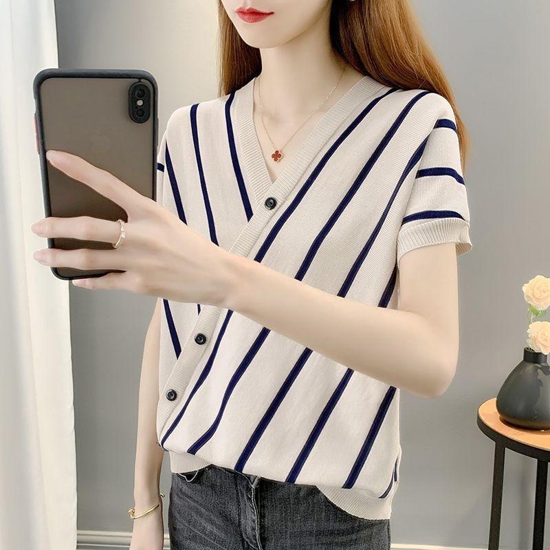 Letni T-shirt z krótkim rękawem z lodowego jedwabiu dla kobiet 2025 Koreański Nowy Luźny Ukośny Paskowany Rękaw Nietoperza Dekolt V Cienki Sweter Dzianinowy