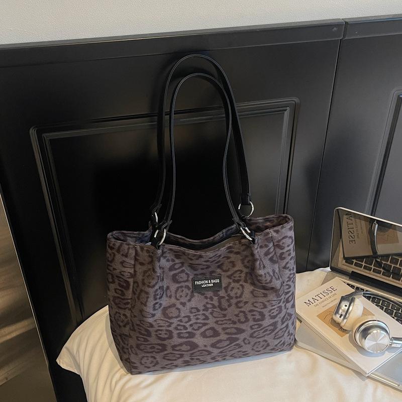 

2025 Korean version of retro leopard print suede bag niche simple high value tote bag large capacity commuter shoulder bag