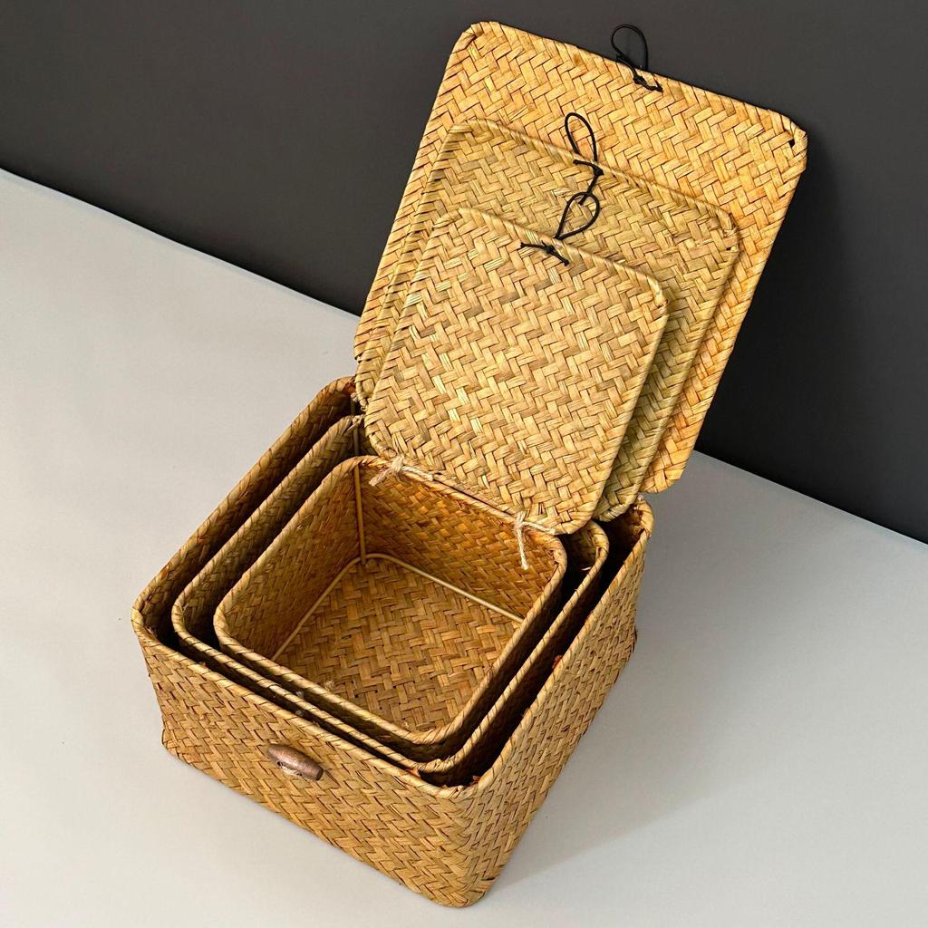 Handgefertigter blauer Geschenkkorb aus gewebtem Rattan mit Deckel