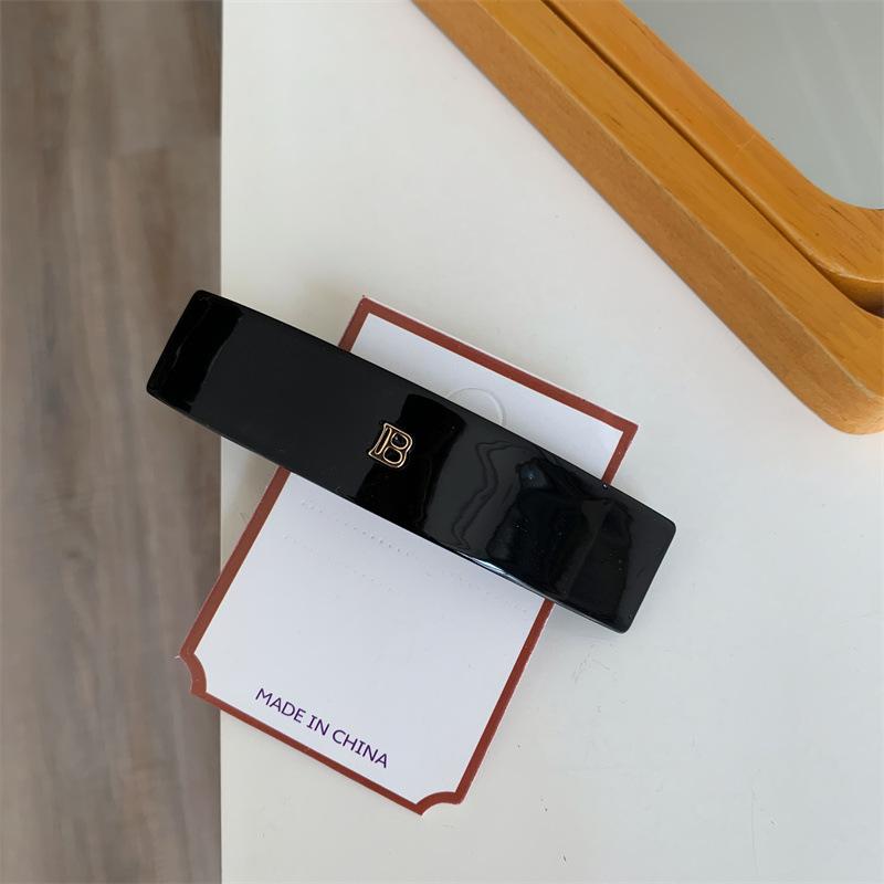 

1 шт. Изысканная и минималистичная заколка для волос с золотой этикеткой-буквой и пружинным зажимом, заколка для волос полухвост , заколка-акула для женщин