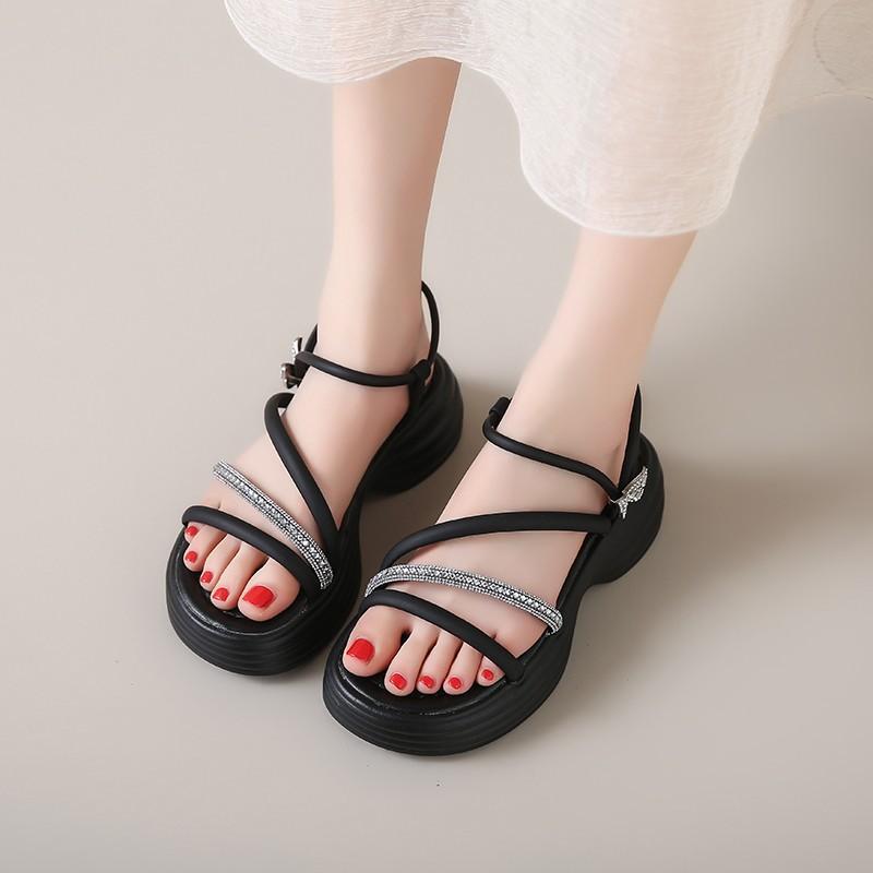 Plateausandalen Damen 2024 Sommer Neu Feenwind Flach Vielseitig Strass Damen Strand Muffin Römische Sandalen