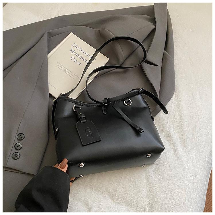 

Stylish niche high-value underarm commuter bag for women 2025 autumn new simple shoulder bag casual messenger bag for women