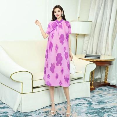 Locker sitzendes Kleid mit Faltendruck für Damen im Sommer, neuer Stil, schlankmachendes und altersreduzierendes Design, mittellanger Rock