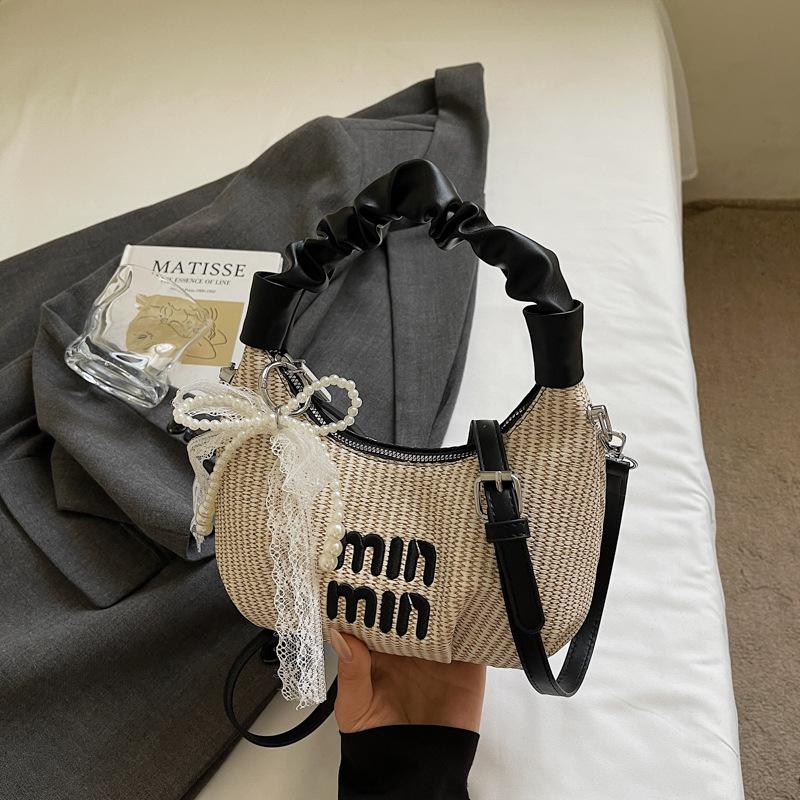

Niche hand-carried dumpling bag women s 2025 new fashion messenger bag woven pattern single shoulder casual armpit bag
