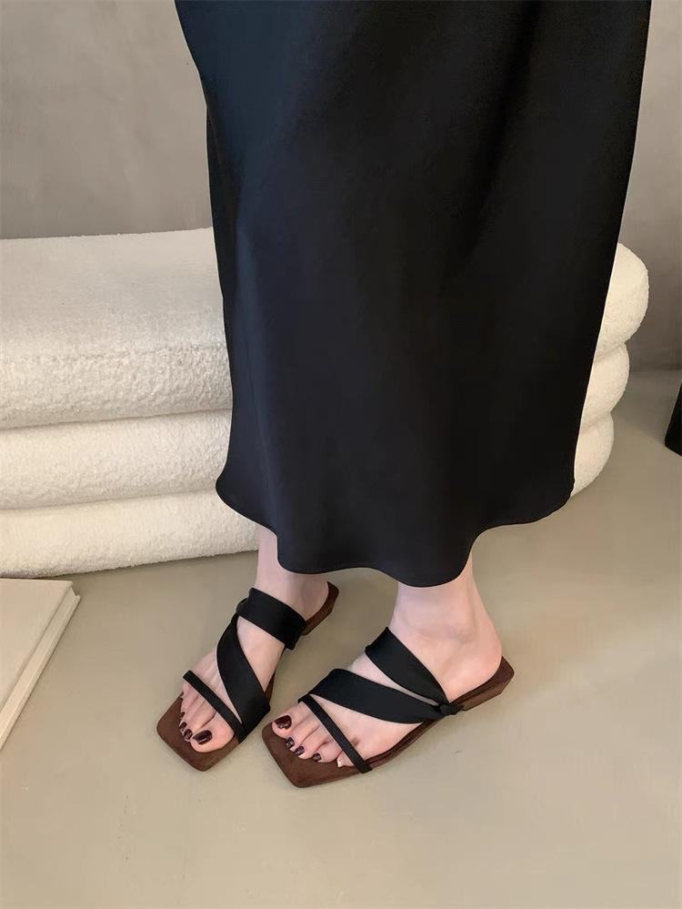 Beautiful gentle slope heel slippers women's summer wear 2025 new square head open-toed high-heeled cool slippers