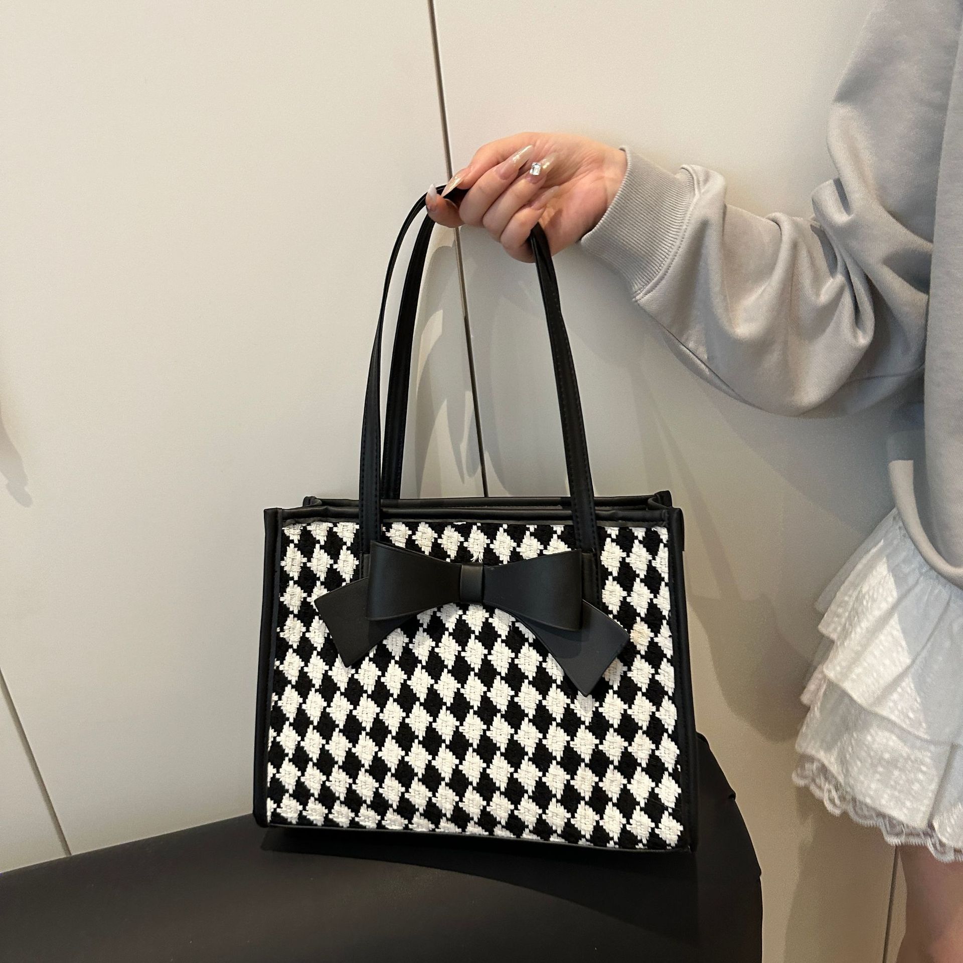 

Bag women s new plaid large-capacity bag niche handbag one-shoulder high-quality tote cabbage basket чёрный