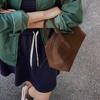 Portez un sac Boston, un sac à main en peluche rétro et de niche, un sac en daim tendance de grande capacité