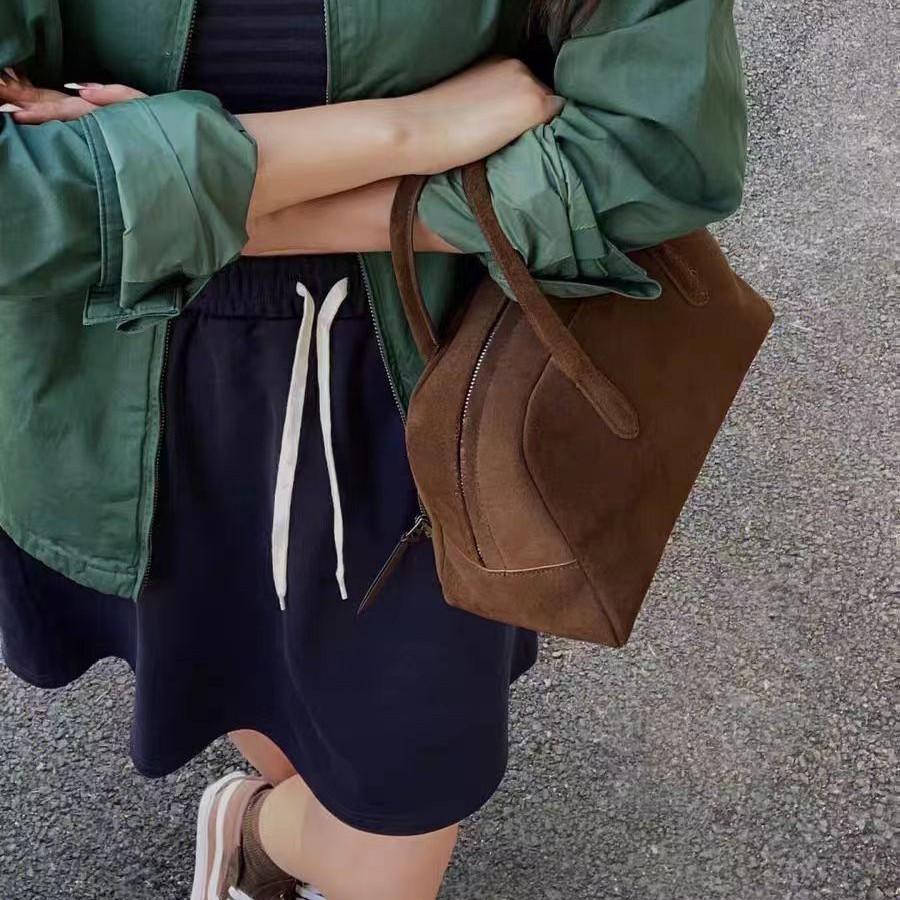 Portez un sac Boston, un sac à main en peluche rétro et de niche, un sac en daim tendance de grande capacité