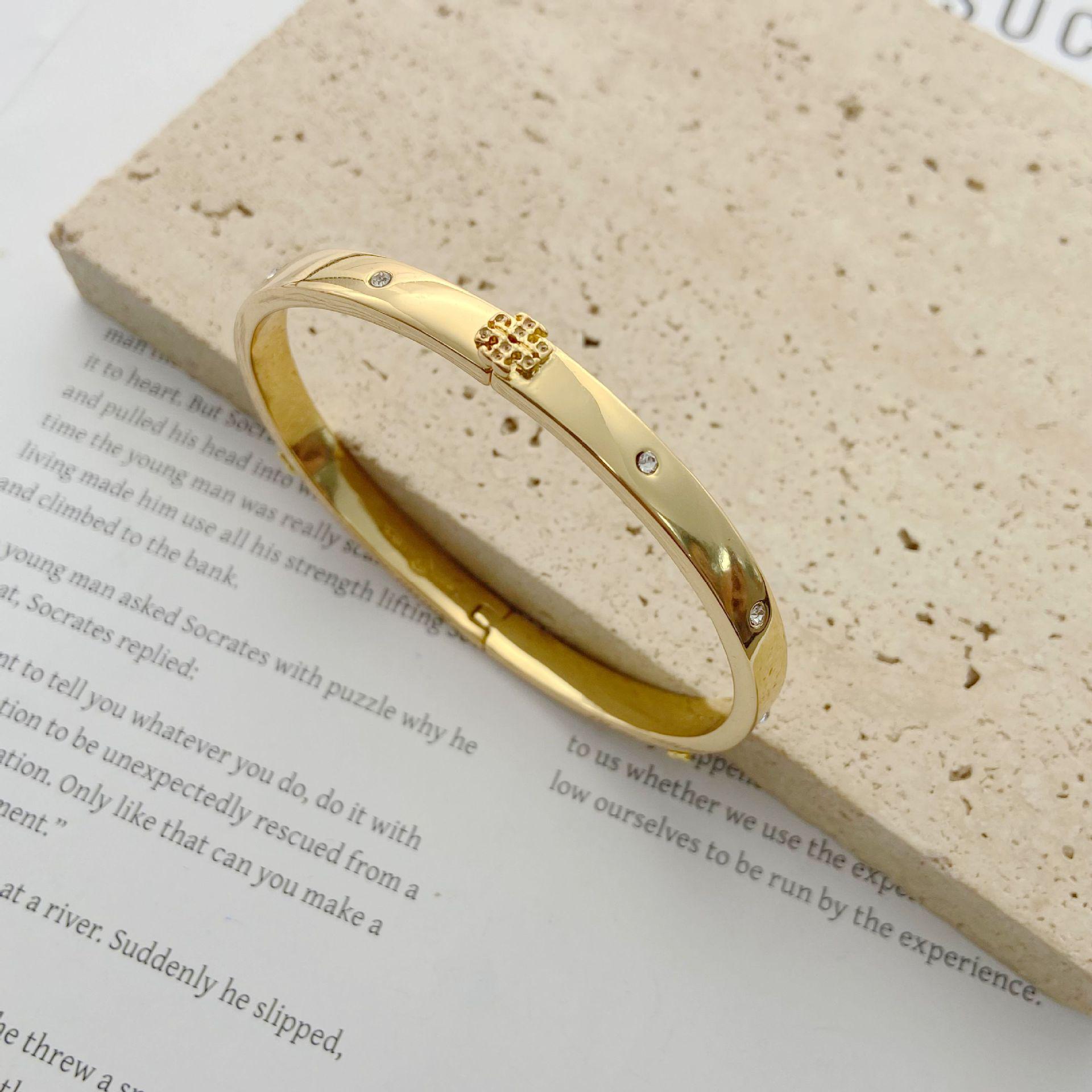 

Elegant Rhinestone-Accented English Letter Bracelet - Light Luxury and Simple Design