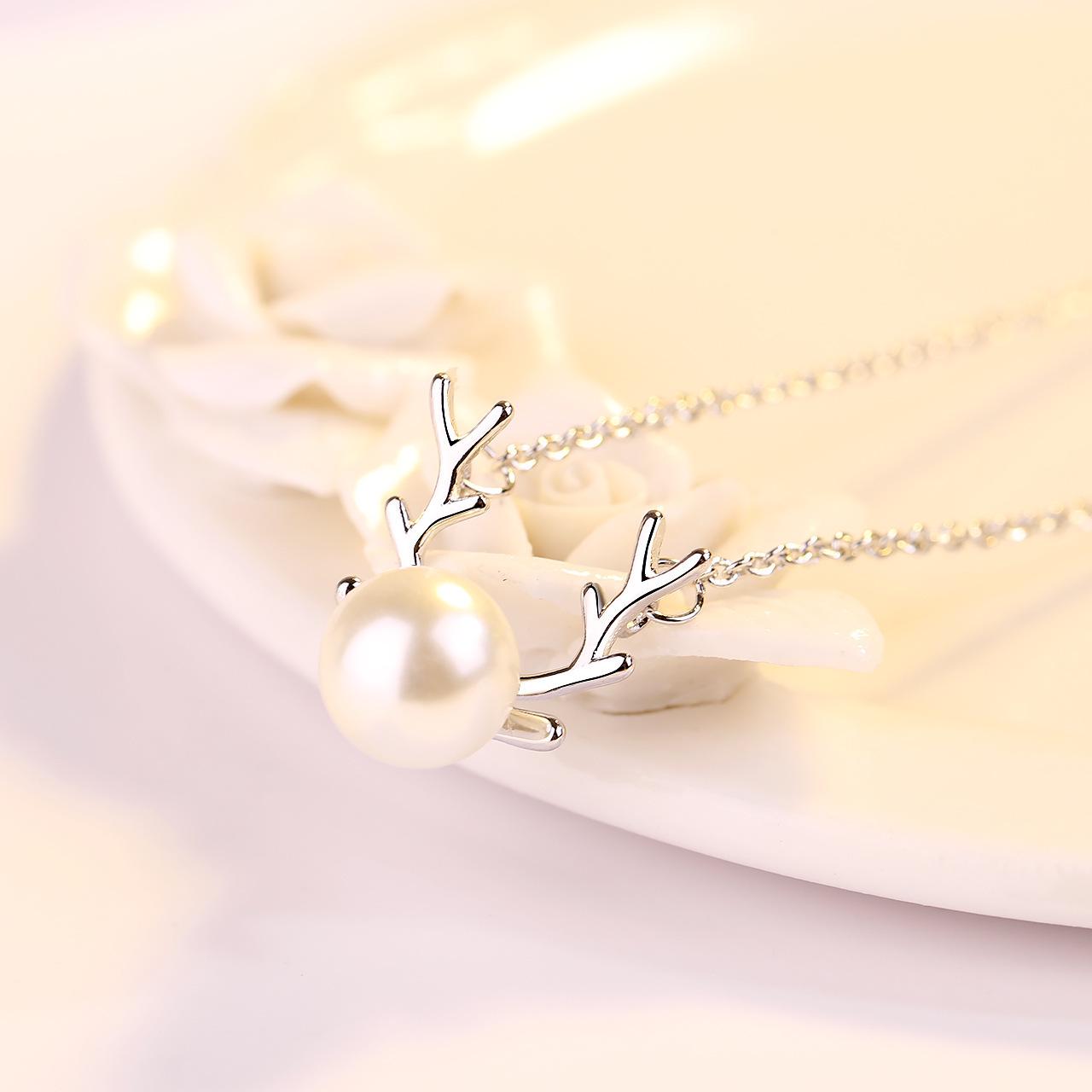 Imitation Silver Antler Necklace for Women - Fashionable Christmas Pendant Clavicle Chain Pearl Antler Necklace (Silver Plated)