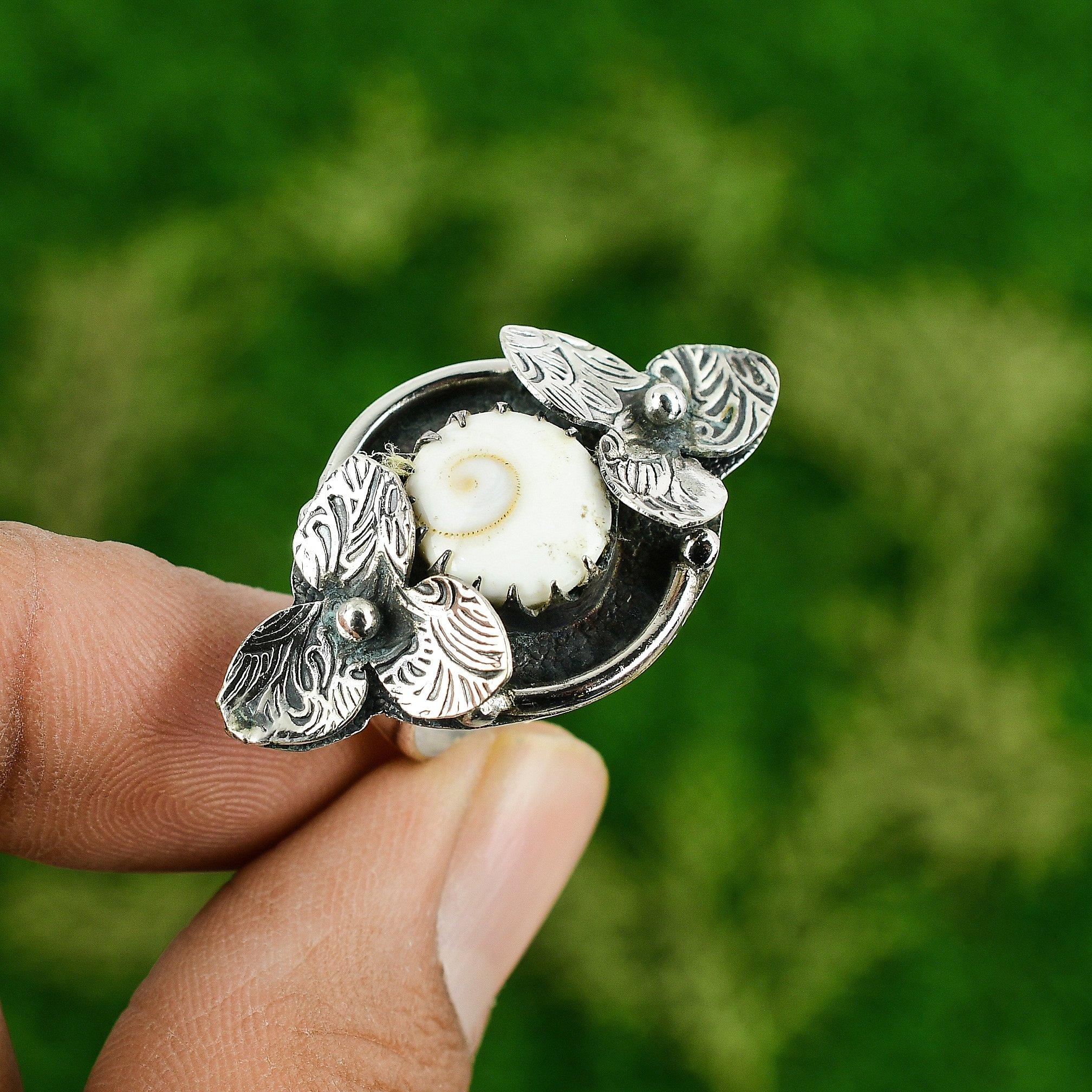 

Кольцо с цветком, размер 6,75, серебро 925 пробы, натуральная раковина «глаз Шивы» 6.75