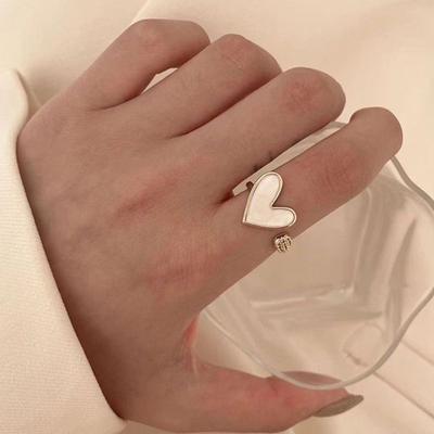 Verstellbarer Herzförmiger Ring mit Kristallakzent Metallband Modeschmuck Accessoire für den Alltag und Besondere Anlässe