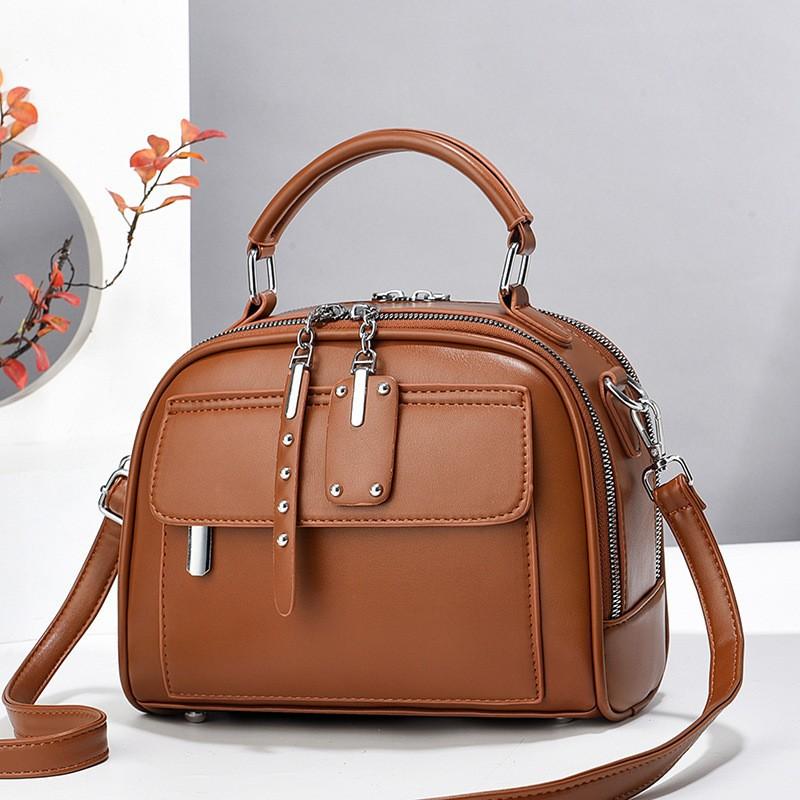 2026 new atmospheric women's portable messenger bag simple and versatile multi-layer large-capacity commuting small square women's bag