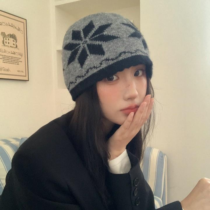 Retro big snowflake jacquard knitted pullover hat autumn and winter atmosphere warm versatile cold hat fashion wool hat